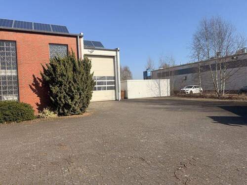 Blick auf die Garagen - Halle in Stuhr zum Kaufen