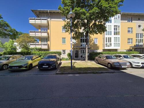 Haus außen - +++ Top-Lage im Silicon Saxony: 2-Zimmer-Wohnung mit Balkon und TG-Stellplatz +++