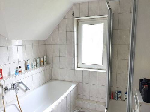 Bad mit Badewanne, Dusche und WC - 