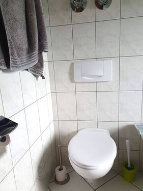 Bad mit Badewanne, Dusche und WC - 