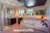 Bad mit Wanne und Dusche - 