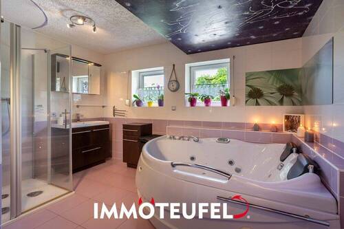 Bad mit Wanne und Dusche - 