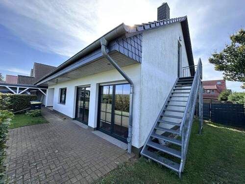 zusätzlicher, separater Zugang zur Einliegerwohnung - 6 Zimmer Einfamilienhaus in Neu Schloen