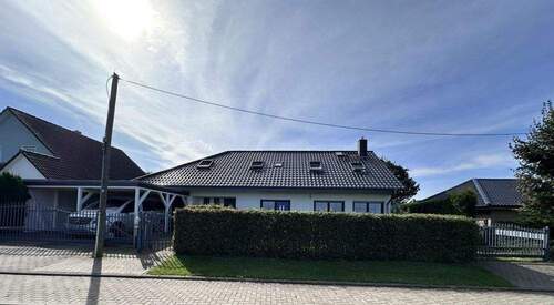 Ansicht straßenseitig mit zwei Zufahrten - 