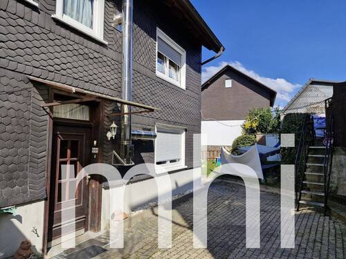 Eingang beider Wohnungen - 9 Zimmer Mehrfamilienhaus, Wohnhaus zum Kaufen in Wiehl / Bielstein