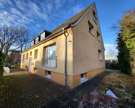 Seitenansicht rechts - Lukratives Mehrfamilienhaus mit 4 gepflegten Eigentumswohnungen & 4 Garagen voll vermietet