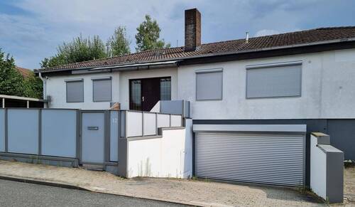 Ansicht Straße Garage - 5 Zimmer Einfamilienhaus in Eckental