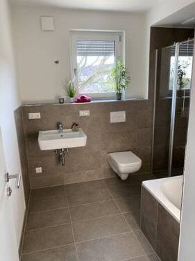 Bad mit Wanne und Dusche 6,79 m² - 
