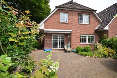 Gartenansicht - Behagliche Haushälfte mit 121 m² Wohnfläche und einem Carport mit gemauertem Abstellschuppen in Oldenburg Eversten