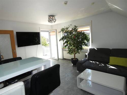 Wohn-Esszimmer mit Zugang zur Logia - 2 Zimmer Etagenwohnung in Meckenheim