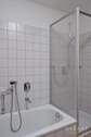 Bad mit Wanne und Dusche - 