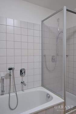 Bad mit Wanne und Dusche - 