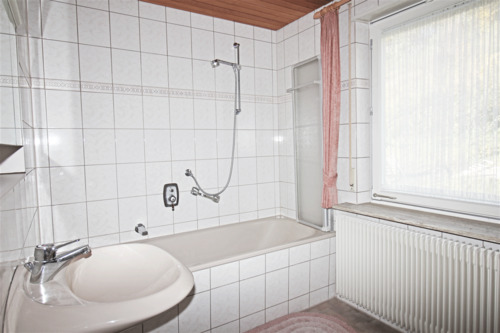 Tageslichtbad mit Badewanne und Waschbecken - 