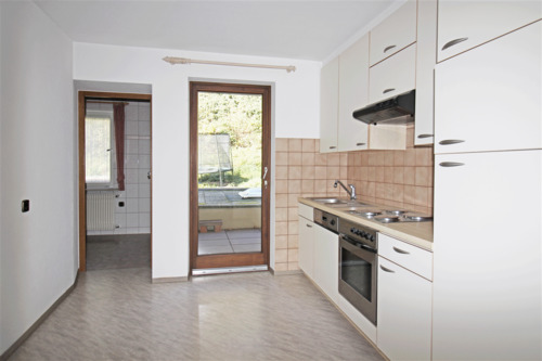 Küche mit Zugang zum Balkon / Wohnung 1 - 