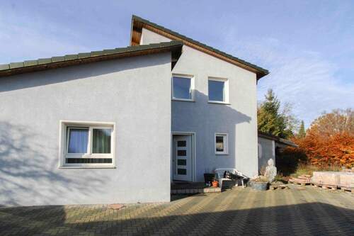 Außenansicht mit Parkflächen - 