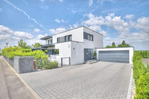 Einfahrt - Einfamilienhaus mit 218,70 m&sup2; in Neckarsulm zum Kaufen