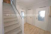 Diele im EG mit Treppe zum OG - 