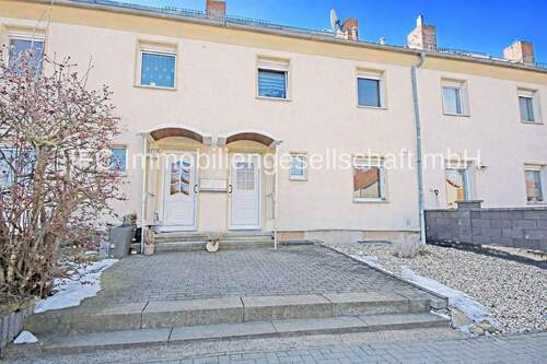 Hausansicht / Hauseingang - Reihenmittelhaus mit Garage als Teil einer WEG in Bitterfeld-Wolfen OT Wolfen