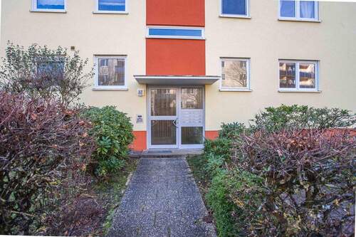 Hauseingang - +++ Wohnen oder vermieten in begehrter Lage - ER-Sieglitzhof +++