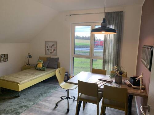 Modernes Kinderzimmer mit viel Licht - 