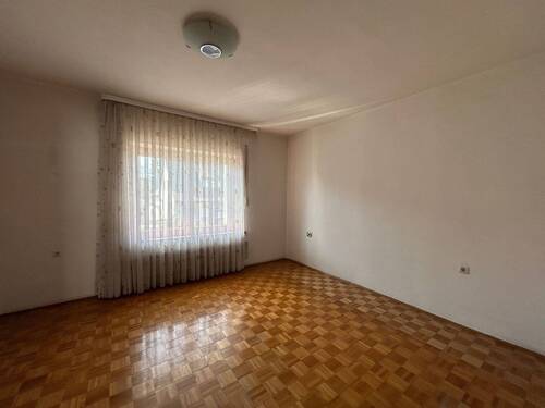 Zimmer im EG - 8 Zimmer Einfamilienhaus zum Kaufen in Herzogenaurach