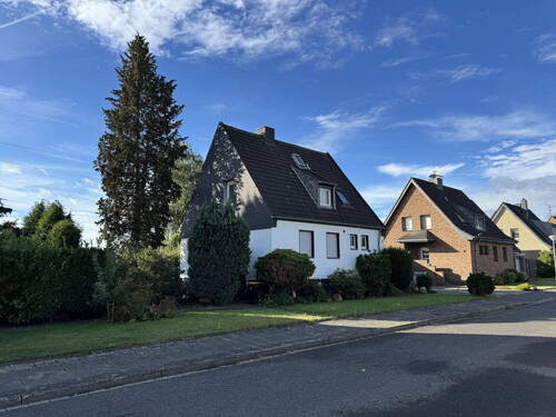 Hausansicht - WOHNGLÜCK MIT WEITBLICK - FREISTEHENDES EINFAMILIENHAUS IN KREFELD-OPPUM mit Ausbaureserve