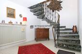 Flur mit Treppe - 