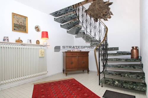 Flur mit Treppe - 
