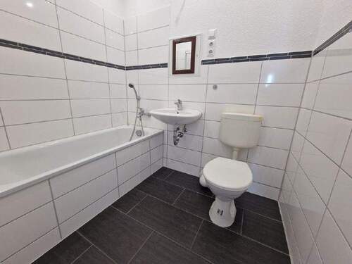 Bad mit Wanne - 3 Zimmer Etagenwohnung in Gera