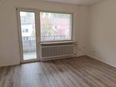 Wohnzimmer - Renovierte 3-Zimmer-Wohnung im 2-Obergeschoss zu vermieten! *Mit Balkon*
