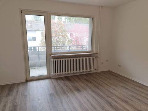 Wohnzimmer - Renovierte 3-Zimmer-Wohnung im 2-Obergeschoss zu vermieten! *Mit Balkon*