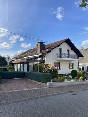 Vorgarten und Wintergarten - 7 Zimmer Einfamilienhaus in Mogendorf