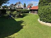 Wiese und Gartenhaus - 