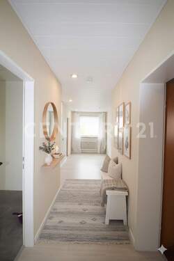 Flur, KI-generiertes Beispiel - 