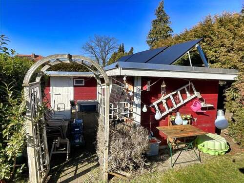 Nebengebäude mit Solaranlage - 