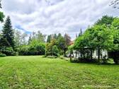 Ein kleiner Bungalow ist in Bestand - 