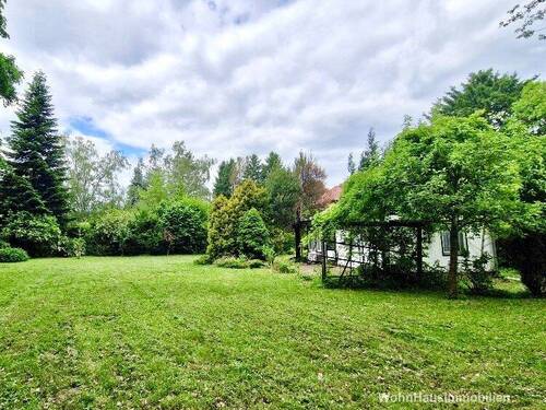 Ein kleiner Bungalow ist in Bestand - 