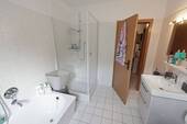 Dusche und Badewanne - 