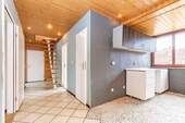 Flur mit offenem Küchenbereich u. Treppe ins Spitzdach - 
