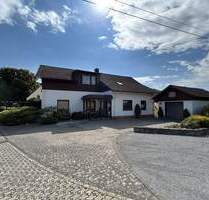 Gepflegtes Einfamilienhaus mit großem Grundstück und Garage in Marsberg