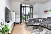 Wohnzimmer mit Balkon - Im Herzen von Hilden: charmante DG-Wohnung, Aufzug, Balkon und TG-Platz