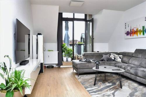 Wohnzimmer mit Balkon - Im Herzen von Hilden: charmante DG-Wohnung, Aufzug, Balkon und TG-Platz