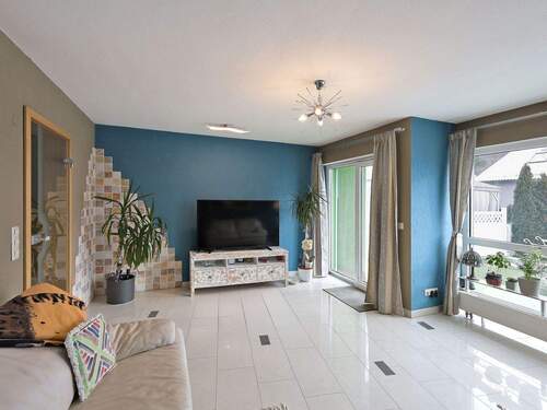 Schönes Wohnzimmer mit großen Fenstern zum Garten - 4 Zimmer Reihenmittelhaus zum Kaufen in Leonberg