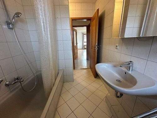 Bad mit Badewanne u Duschvorhang - 