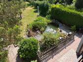 Ausblick in den Garten mit Teich - 