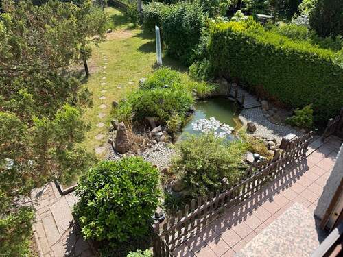 Ausblick in den Garten mit Teich - 