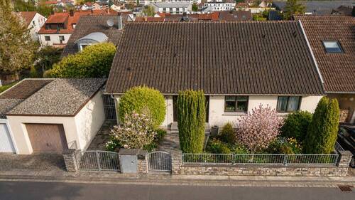 Luftaufnahme - Großzügiges Anwesen mit Weinbergblick, Gartenidylle und weiterem Baupotenzial