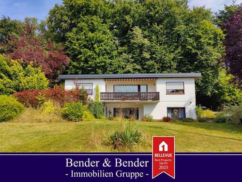 Hausansicht - Reduziert! Einfamilienhaus mit vermieteter ELW und großem Garten in Waldrandlage!