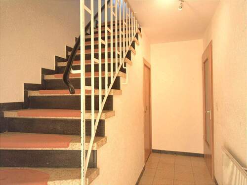 EG Hauseingang Flur Treppenaufgang zum DG - 