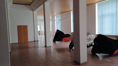 Erstes OG im Bürogebäude - 